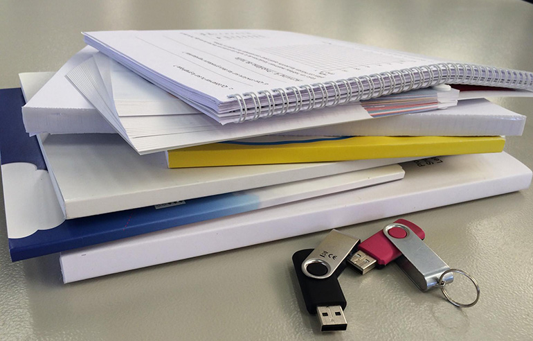 Reliures, dossiers, mémoires et travaux étudiants